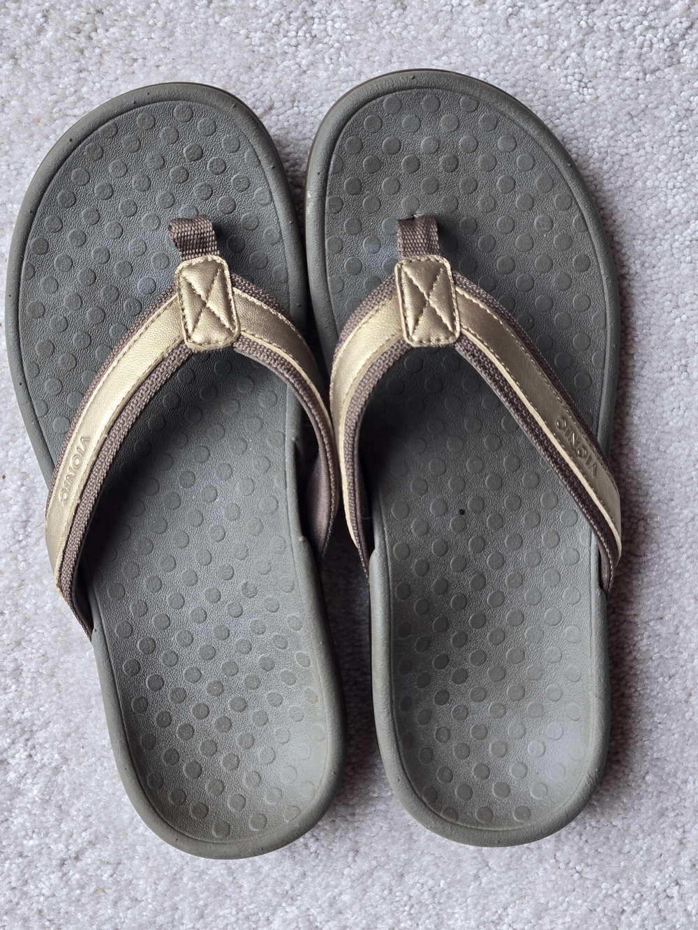 Vionic Olive and Tan Casual Flip Flops Womens 6 - Picture 3 of 7